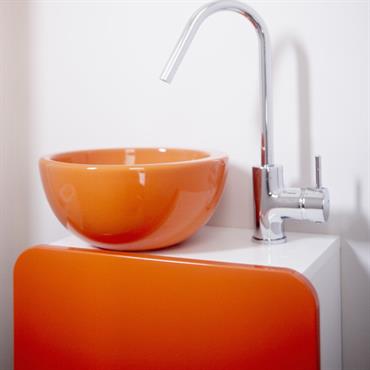 Lave-main en céramique orange. 