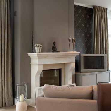 Salon avec cheminée ancienne en marbre blanc. Mur taupe et tapisserie vintage  