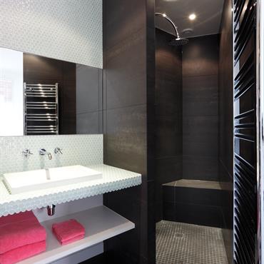 Douche italienne dans la salle de bain parents 
