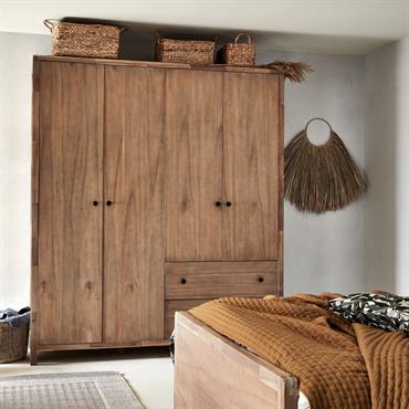Armoire pour chambre adulte. L'armoire gaia est un superbe meuble en bois massif qui saura sublimer votre chambre à coucher et en faire une pièce chaleureuse où l'on aime se ...