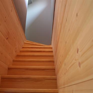 Escalier moderne et parois en bois 