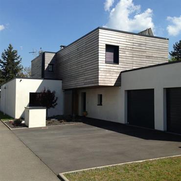 Maison contemporaine, volume décroché en bardage bois 
