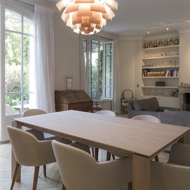 Salon design Jérôme W. Bugara donnant sur jardin privatif 