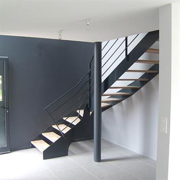 Escalier ajouré en bois et métal 