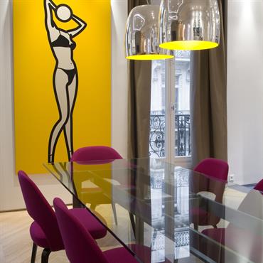 Des pièces de mobilier contemporain originales côtoient des oeuvres d'art