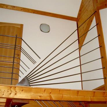 Détails d'un garde corps en fer pour une mezzanine dans maison bois 