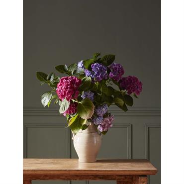 Le vase Garance est réalisé façon poterie en glaise réactive peinte en beige. Ses 2 grandes anses lui donnent des allures d'amphore. Vase conçu pour accueillir des fleurs fraîches ou ...