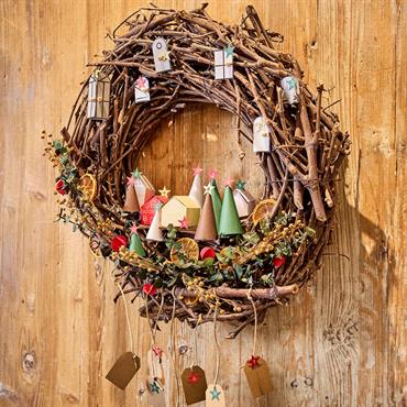 <p>partagez un moment magique en duo, adulte et enfant, avec notre atelier de cr&eacute,ation de calendrier de l'avent en couronne ! sur un magnifique support en vigne de 50 cm ...