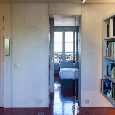 Appartement Paris 13ème. Réalisation « Concrete flat » - habillage des murs et plafond, de la bibliothèque suspendue, plan de travail de cuisine et de la porte.

Produits :
Murs et plafond ...