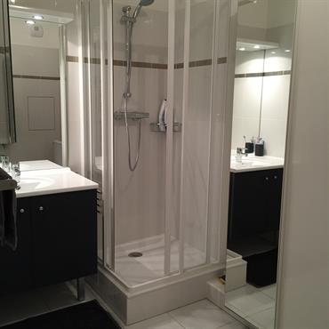 Salle de bain claire et lumineuse, vue sur la douche 