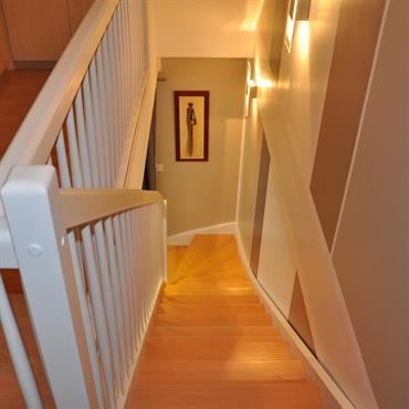 Escalier avec garde du corps en bois 