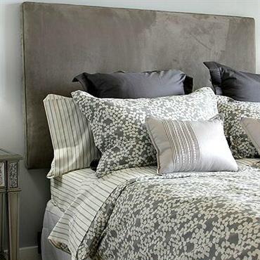 Linge de lit aux teintes grise et blanche
