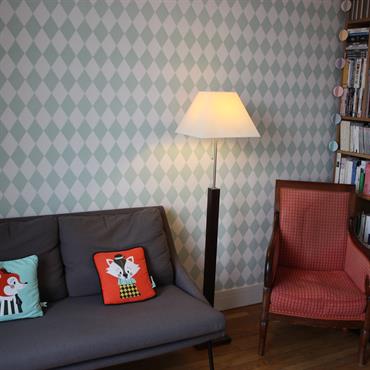 Un salon aux accents scandinaves grâce à ce joli papier peint