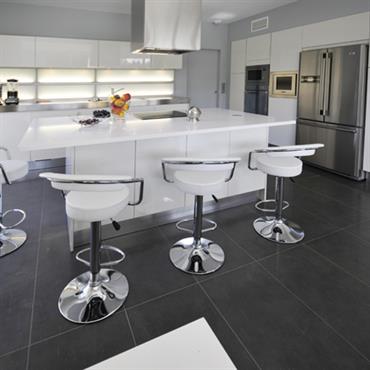 Dans le plus pur du style contemporain, la cuisine offre une blancheur immaculée, depuis les meubles laqués blancs jusqu'aux plans de travail. 