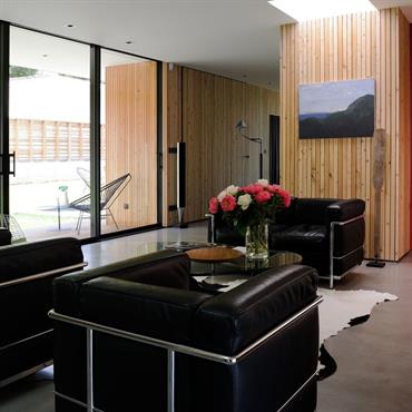 Dans le salon, on retrouve la démarche puriste à travers les fauteuils Le Corbusier. 