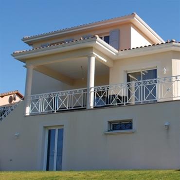 Villa traditionnelle avec escalier et terrasse 