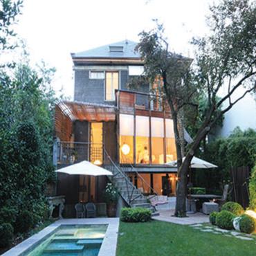 Maison de ville avec verrière sur jardin et piscine