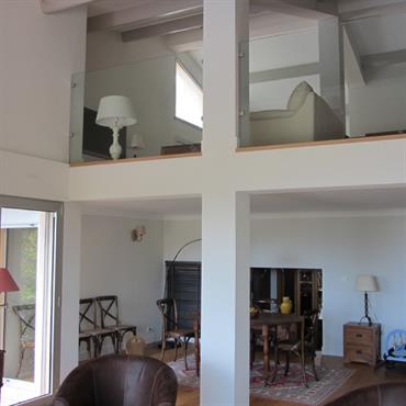 Plateau ouvert toute hauteur ; pièce à vivre et mezzanine 