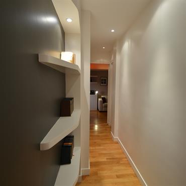 Travailler un couloir la lumière et les rangements 