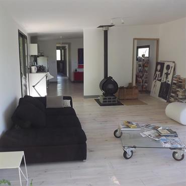 Salon contemporain d'une villa en ossature bois 
