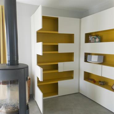 Meuble de rangement blanc, intérieur jaune 