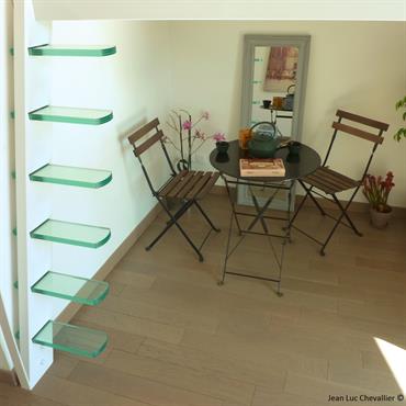 Cette mezzanine et cette échelle design aux marches suspendues sont une création de Jean Luc Chevallier pour La Stylique. 