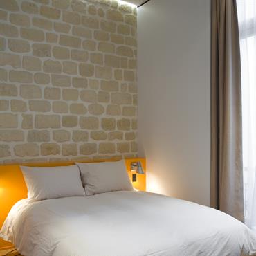 Chambre zen dominée par la douceur de la pierre naturelle