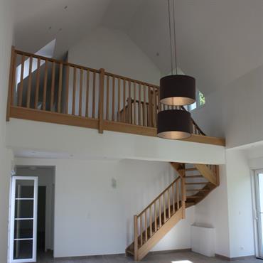 Séjour en double hauteur, suspensions rondes noires 