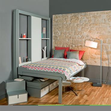Rangez votre lit au plafond! Grâce à un système de contrepoids aussi simple qu'une balance, le lit se soulève d'une main pour libérer toute la surface au sol. 