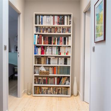 Couloir bibliothèque avec tapis persan 