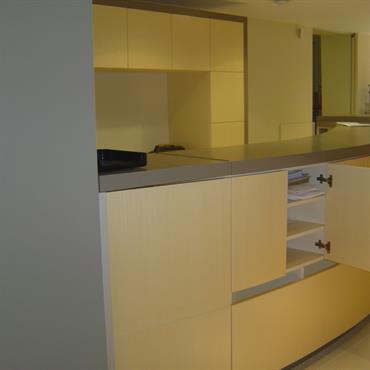 Rangements dans un meuble courbe 