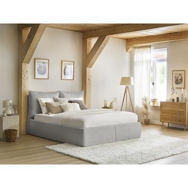 Lit coffre GARANCE avec tête de lit effet oreiller tissu bouclette gris clair 160x200 BOBOCHIC LA COLLECTION Apportez à votre chambre la touche cocooning qui lui manque pour en faire une pièce unique et reposante avec la collection GARANCE. Grâce à un visuel doux et ...