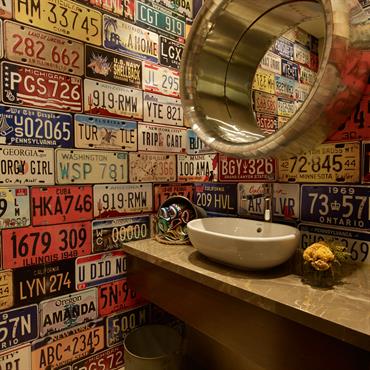 Une salle de bain en ancienne plaque d'immatriculation 
