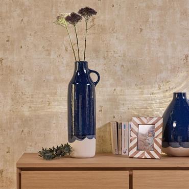 Vase typique. Disposez vos plus jolies fleurs dans ce vase pichet en faïence pour donner une touche de décoration à votre maison. ce vase en faïence bicolore donne une touche naturelle ...