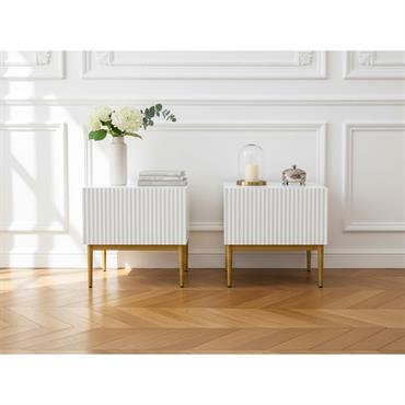 Lot de 2 chevets tiroir KASHA pieds or blanc BOBOCHIC Ce lot de 2 chevets se distingue par son design moderne et raffiné. La structure texturées, ornées d'un motif strié, apportent une touche d'élégance et de caractère. Chaque chevet est ...
