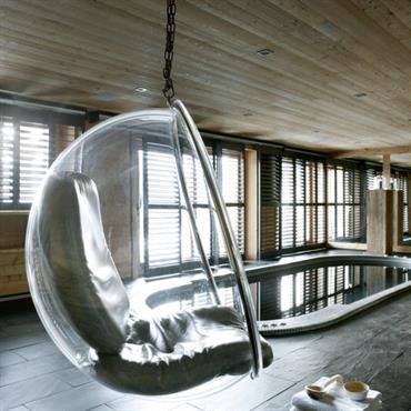 Luxe, calme et volupté ... une invitation au spa avec piscine d'intérieur, lumière naturelle tamisée et toujours une déco entre bois et design ... 