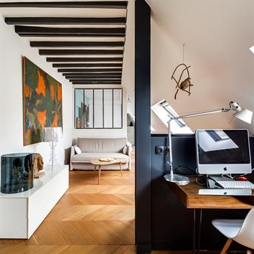 Salon et coin bureau sous les combles