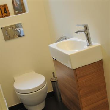 Toilettes moderne, lave-mais avec placard en bois sur mesure 