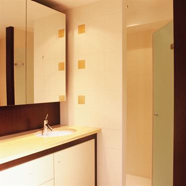 Salle de bain  blanche avec sol en bambou, fond panneau wenge 