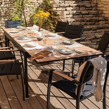 Toute en lattes . La table de jardin extensible verdon est propice aux grandes tablées extérieures. Elle peut accueillir 8 à 12 personnes grâce à son allonge intégrée, de quoi ...