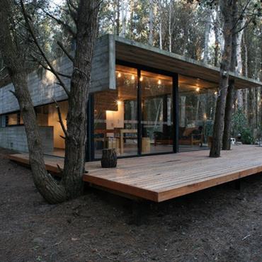 Maison en bois forme géométrique  