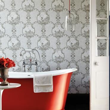 Papier peint gris à motifs dans une salle de bain vintage