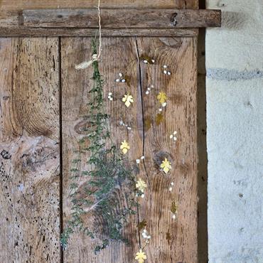 Guirlande de Noël en feuilles en laiton et perles L183cm - doréLATRISSA