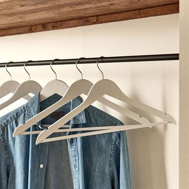 Cliquez pour agrandir et passer en diaporama Lot de 5 cintres en bois - grisTAO