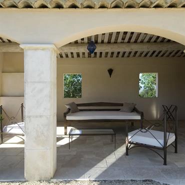 Luxe, calme et volupté dans cet espace terrasse couvert avec dalles en pierre naturelle et charpente traditionnelle apparente. 