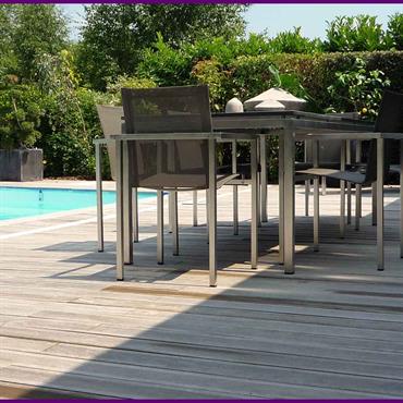 Vue sur la terrasse et la piscine 