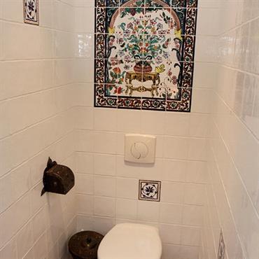Toilettes avec faience murale au décor oriental 