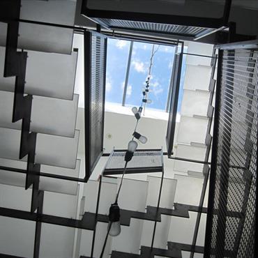 Escalier contemporain en verre structure acier