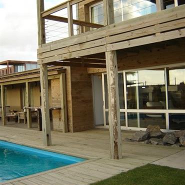 Maison en bois, avec grande terrasse et piscine 