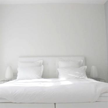 Dixième chambre avec linge de lit en lin blanc. confortable et clair, cette chambre offre une clarté san spareille avec une immense baie vitrée sur la gauche laissant rentrée la ...
